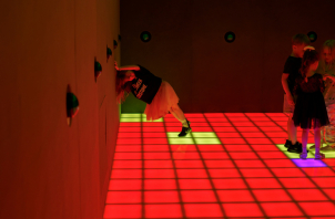 "Пиксель Квест", подвижные игры в комнате со световым полом, праздники для детей и взрослых на "Бауманской"
