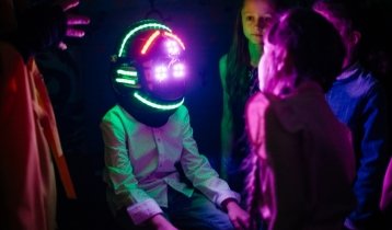 Детские квесты, световое техношоу, фризлайт шоу и контактное жонглирование в "Лабиринте"