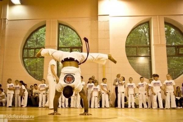 Capoeira Muzenza ("Капоэйра Музенза"), капоэйра для подростков от 14 лет и родителей в Басманном, Москва