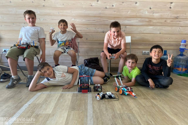 "Лето с роботами", летний клуб для детей 7-12 лет от центров робототехники Hi Robots в СПб, Россия