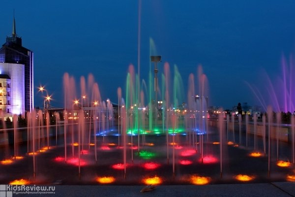 Каскад фонтанов на площади театра имени Камала, светомузыкальный фонтан, Казань