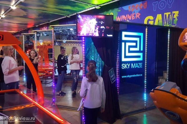 "Sky Maze", зеркальный лабиринт в РЦ "Ролл Холл", Москва