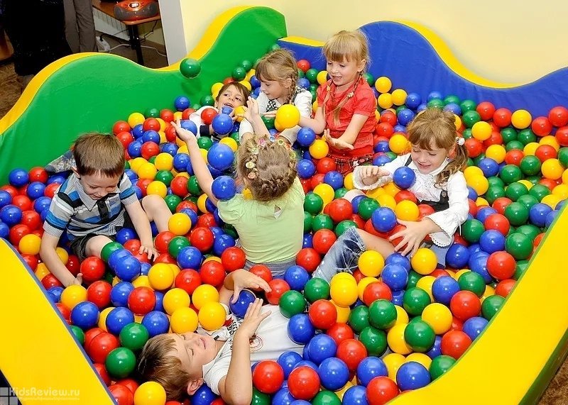 Просто развлечения. Игровая комната для детей. Детский сад бассейн с шариками. Бассейн с шариками в игровой комнате. Сухой бассейн в детском саду.