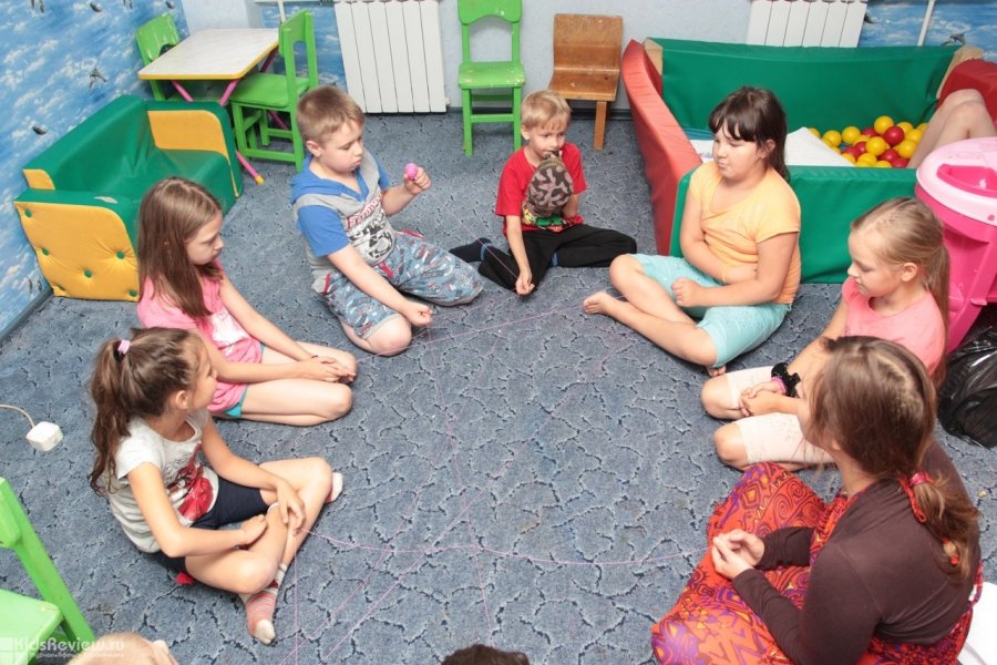 Игры для детей в лагере 7 12. Игрушки для летнего лагеря. Психологический лагерь для детей. Игры для детей в лагере. Дети в лагере в помещении.